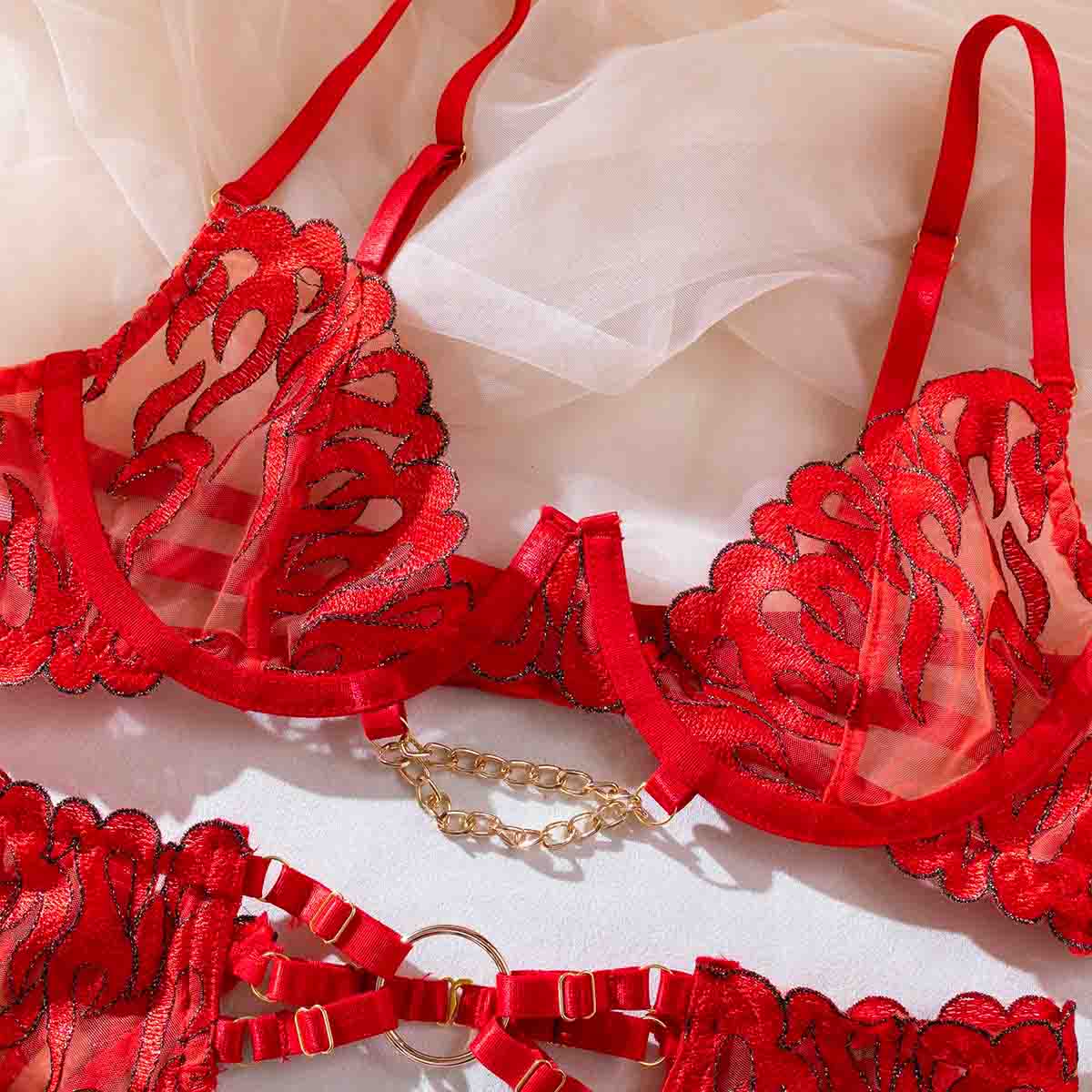 Ensemble Exotique Rouge – Lingerie Métallique Sensuelle – Image 3