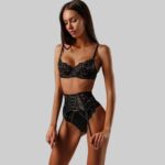 Ensemble Lingerie Noire – Dentelle Éthérée et Élégance