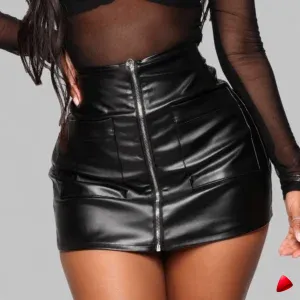 Mini Jupe Cuir Travesti mini-jupe cuir zip, image principale, conçue pour morphologie homme féminisé