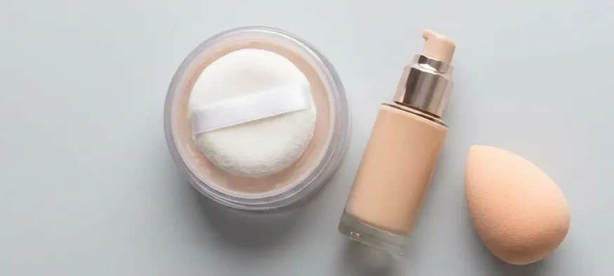Poudre fixante et fond de teint pour fixer le maquillage anti-barbe