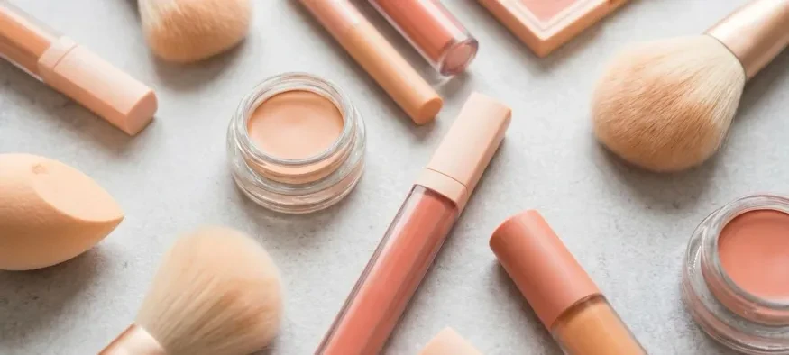 Correcteurs, pinceaux et éponges de maquillage pour camoufler l’ombre de barbe — Amenzia