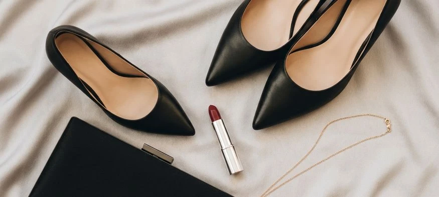 Escarpins, pochette, rouge à lèvres et collier pour une première sortie en femme — Amenzia