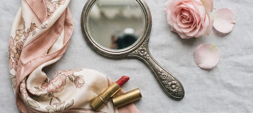Miroir, rose et foulard de soie pour une première fois en femme — Amenzia
