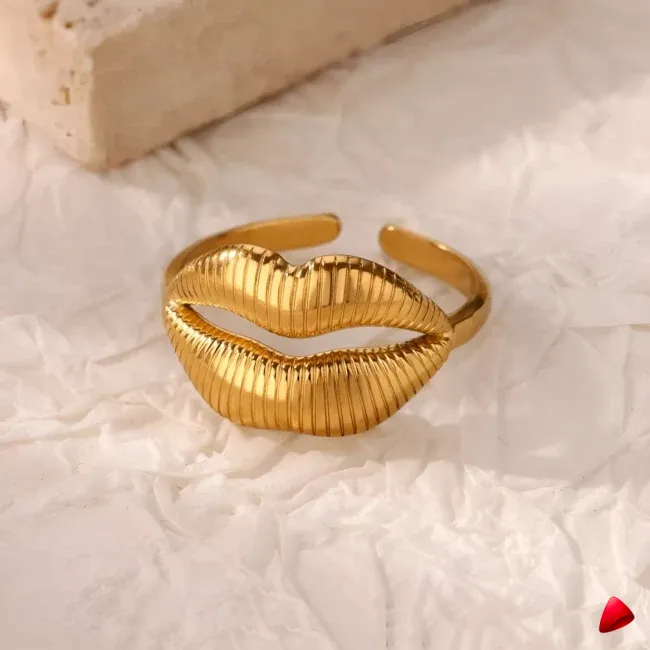 Bague Travesti Levres Striees Or Massive Acier - galerie