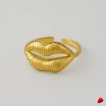 Bague Travesti Levres Striees Or Massive Acier - image principale