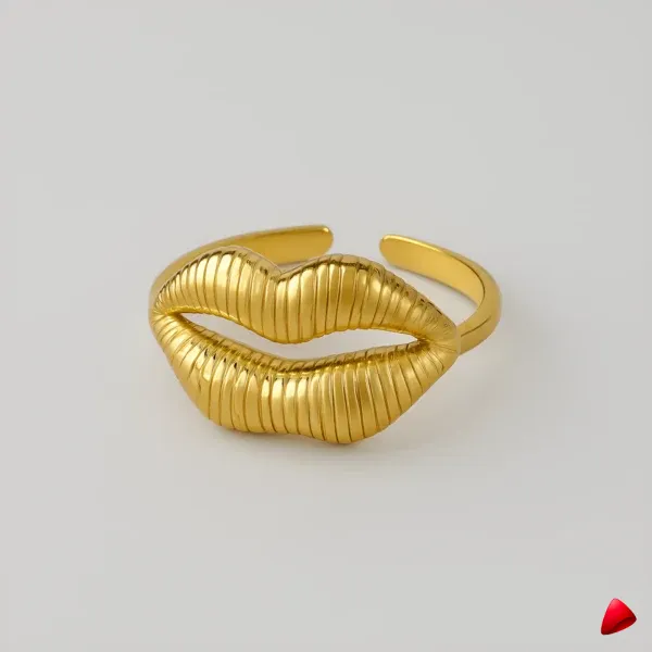 Bague Travesti Levres Striees Or Massive Acier - image principale