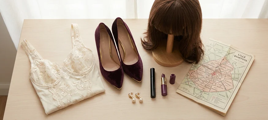 Garde-robe travesti pour Lille : escarpins, perruque et lingerie sur coiffeuse