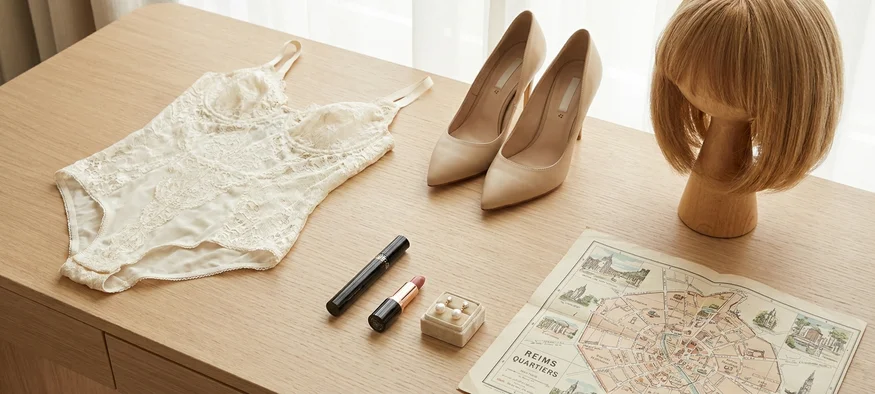 Garde-robe travesti pour Reims : escarpins, perruque et lingerie sur coiffeuse