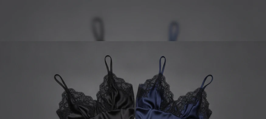 Deux caracos en satin premium pour un caraco travesti débutant, posés sur fond gris - Amenzia
