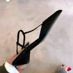 Escarpin Travesti Slingback Pointu Kitten Heel Découpe Noir — galerie