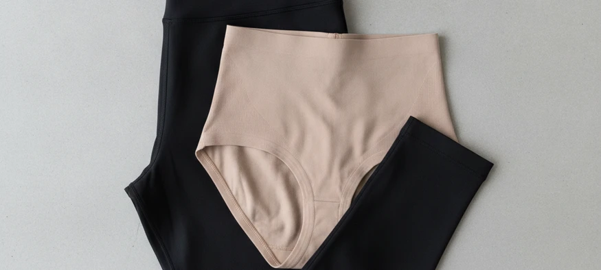 Legging taille haute et gaff posés sur fond gris clair pour une silhouette féminine - Amenzia