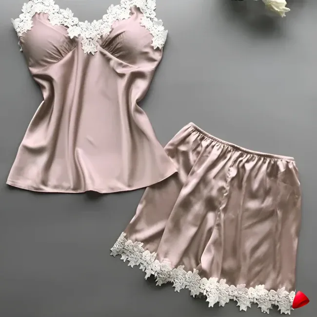 Ensemble Pyjama Travesti Satin Cami Dentelle Crochet + Short — galerie