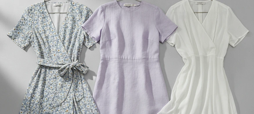 Trois robes légères pour une robe été travesti, posées sur fond gris clair - Amenzia