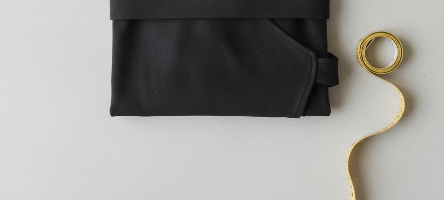 Robe portefeuille noire et mètre ruban pour choisir sa taille - Amenzia