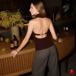 Top Dos Nu Travesti Col Roulé Vest Cape — galerie