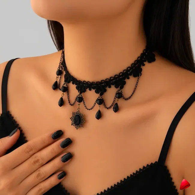 Collier Travesti Gothique Dentelle Rivets Cristal Rock — image principale