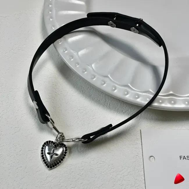 Collier Travesti Punk Rebelle Coeur Cuir Grunge Vintage — galerie